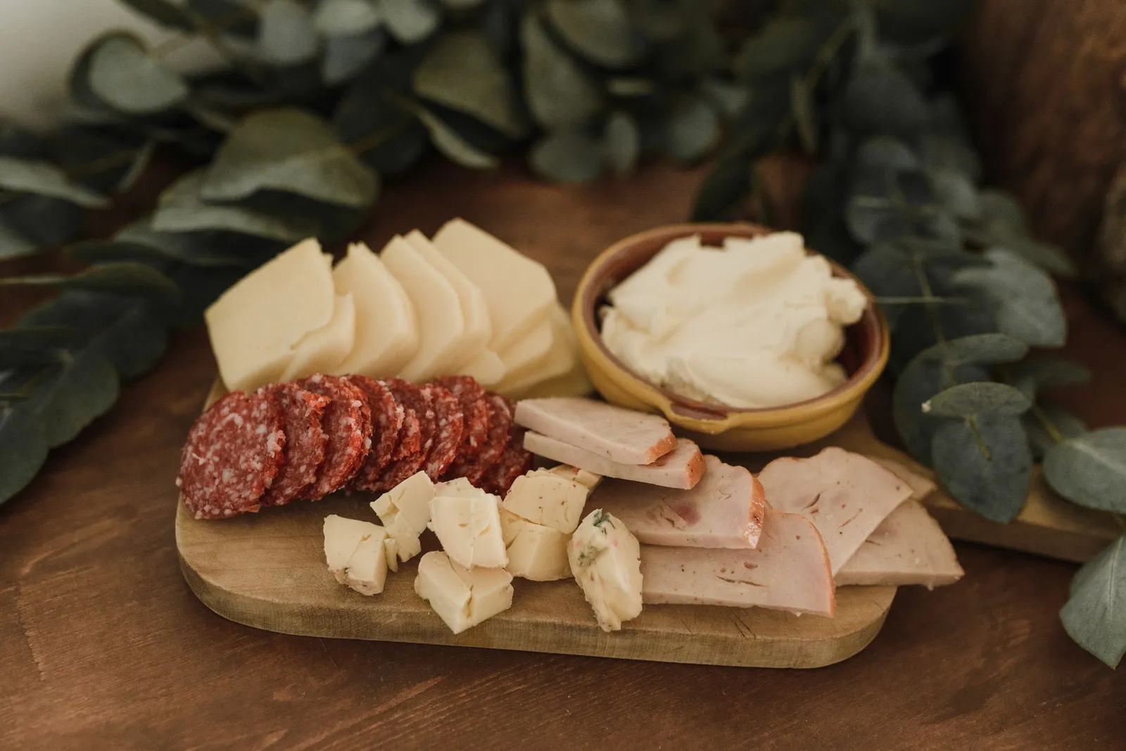 Bancone con taglieri di formaggio e salumi