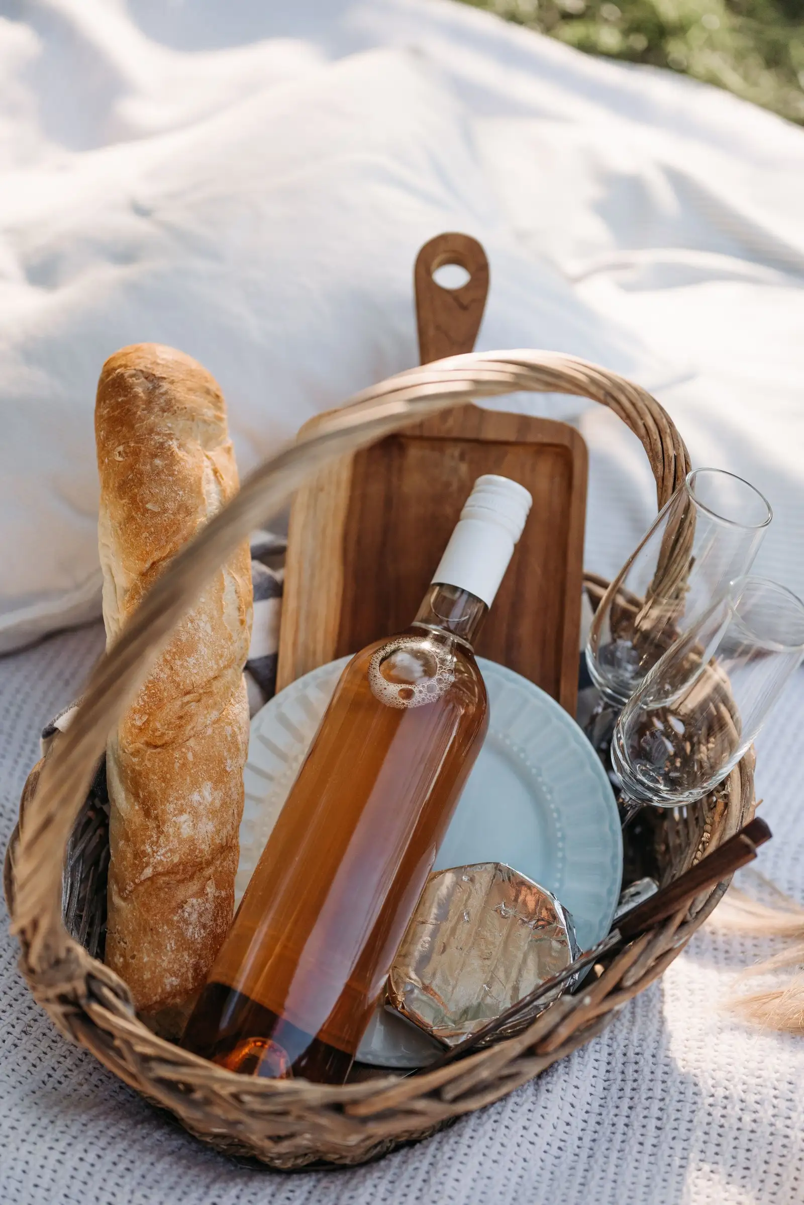 Cesto con pane, vino e formaggio